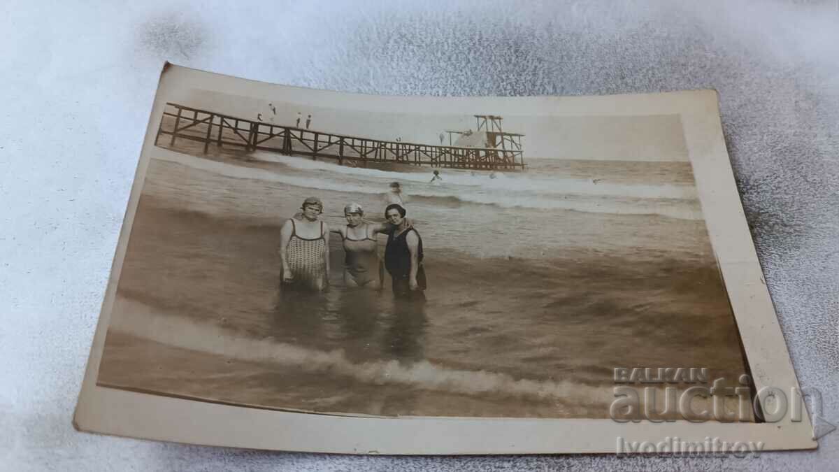 Снимка Три жени с ретро бански костюми на брега на морето