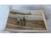 Foto Trei femei în costume de baie retro pe plajă