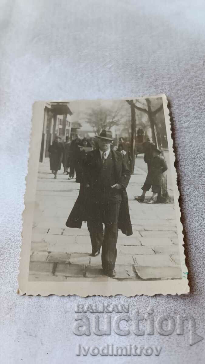 Fotografie Sofia Un bărbat în costum la plimbare 1937