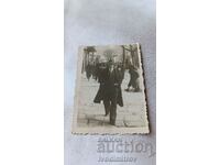 Φωτογραφία Σοφία Ένας άντρας με κοστούμι σε μια βόλτα 1937