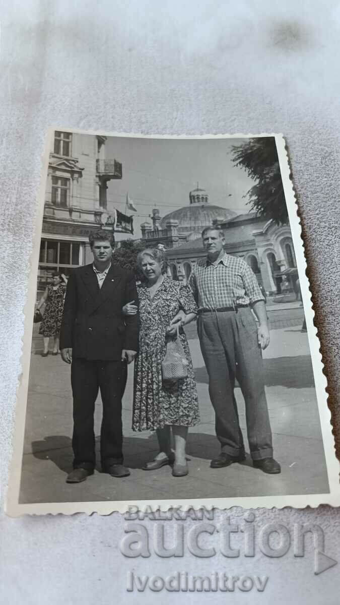 Photo Sofia Two men and a woman on Maria Luisa Boulevard