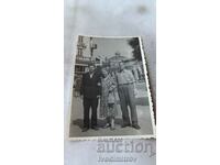 Снимка София Двама мъже и жена на булевард Мария Луиза