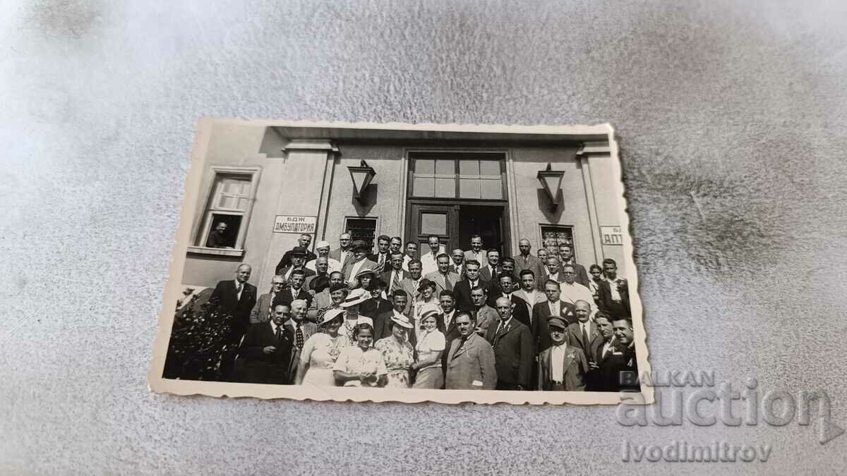 Photo Sofia Men and women in front of the Outpatient Clinic and Pharmacy of the BDZ