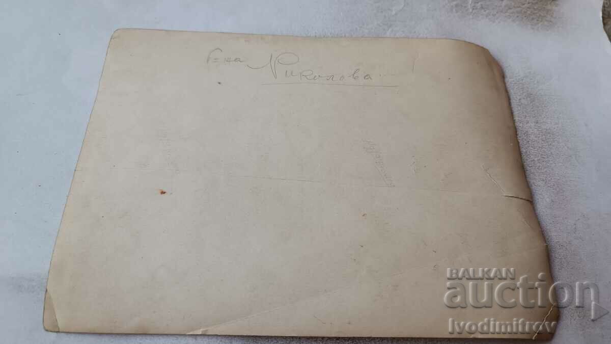 Photo Sofia Men and women in front of the Outpatient Clinic and Pharmacy of the BDZ with price 2.65 BGN | € 1.35 Photo Sofia Men and women in front of the Outpatient Clinic and Pharmacy of the BDZ with price 2.65 BGN | € 1.35