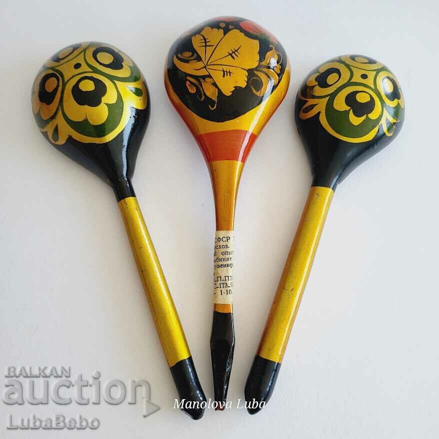 Trei linguri de lemn Khokhloma cu preț 15.00 BGN | € 7.67 Trei linguri de lemn Khokhloma cu preț 15.00 BGN | € 7.67