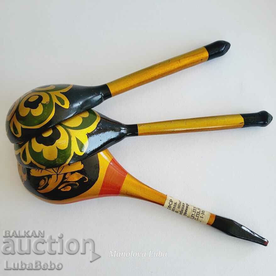 Licitație Trei linguri de lemn Khokhloma Licitație Trei linguri de lemn Khokhloma