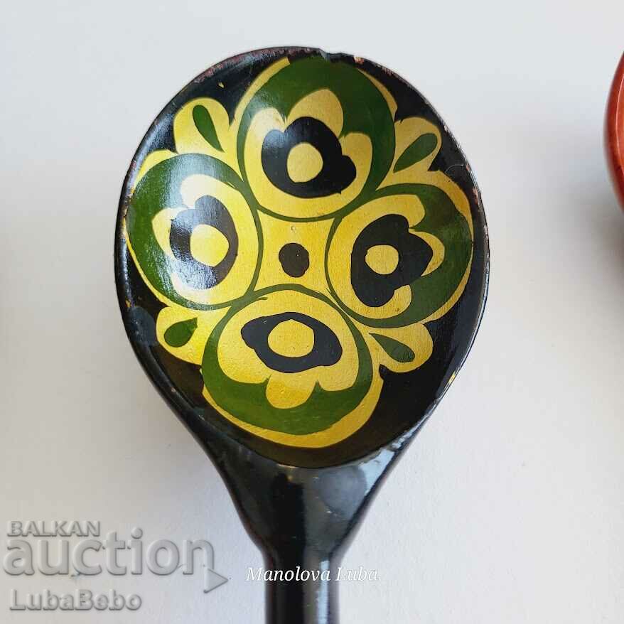 Livrarea Trei linguri de lemn Khokhloma Livrarea Trei linguri de lemn Khokhloma