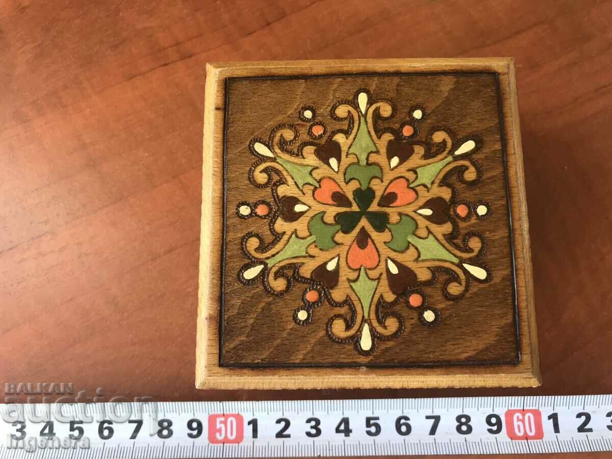 ΚΟΥΤΙ ΞΥΛΟ ΠΥΡΟΓΡΑΦΙΚΟ ΣΧΕΔΙΟ ΑΝΤΙΚΕ ΑΠΟ SOCA MOSTRA με τιμή 36.00 BGN | € 18.41 ΚΟΥΤΙ ΞΥΛΟ ΠΥΡΟΓΡΑΦΙΚΟ ΣΧΕΔΙΟ ΑΝΤΙΚΕ ΑΠΟ SOCA MOSTRA με τιμή 36.00 BGN | € 18.41