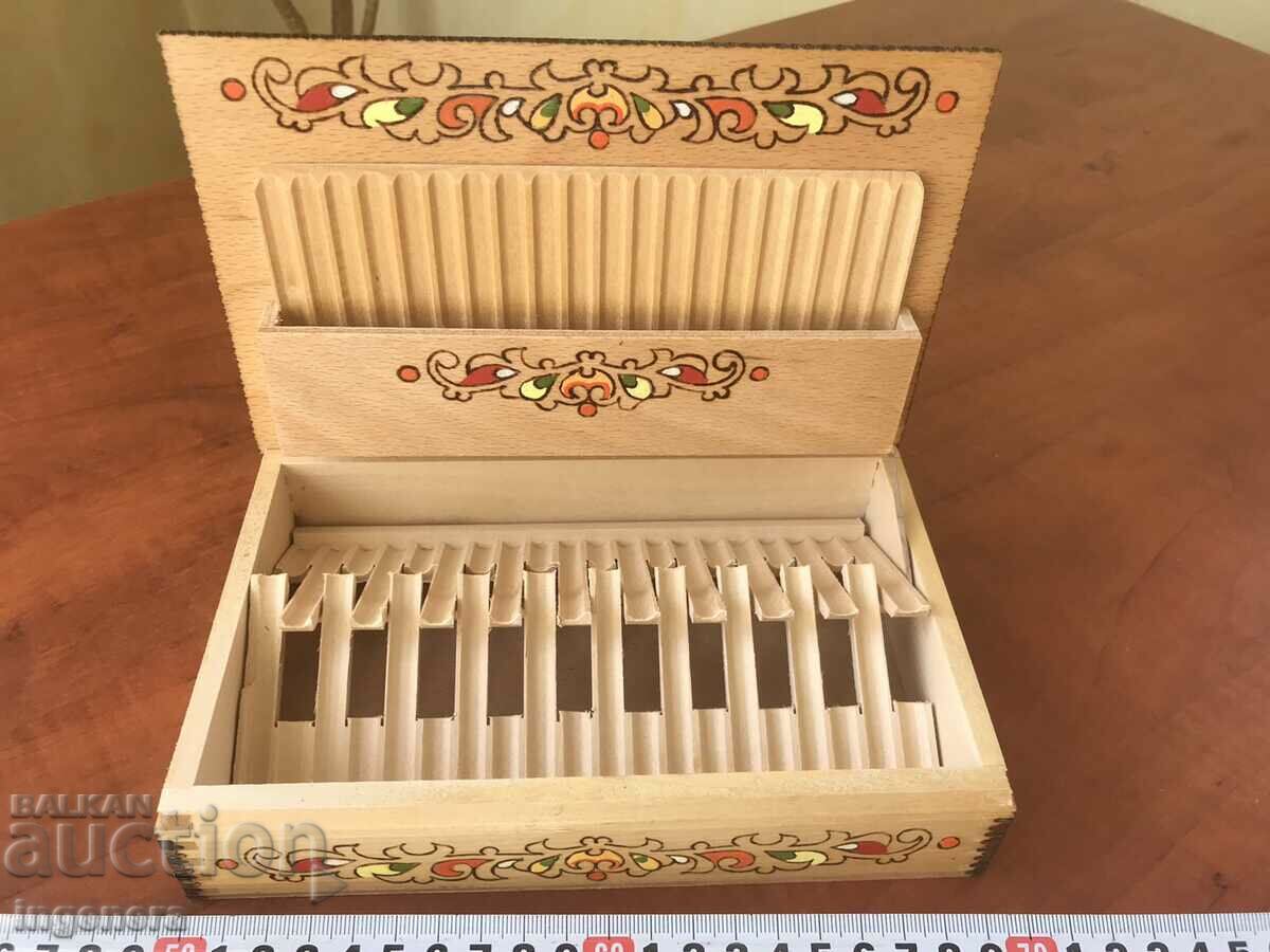 Δημοπρασία ΚΟΥΤΙ ΞΥΛΟ ΠΥΡΟΓΡΑΦΙΚΟ ΣΧΕΔΙΟ ΑΝΤΙΚΕ ΑΠΟ SOCA MOSTRA Δημοπρασία ΚΟΥΤΙ ΞΥΛΟ ΠΥΡΟΓΡΑΦΙΚΟ ΣΧΕΔΙΟ ΑΝΤΙΚΕ ΑΠΟ SOCA MOSTRA