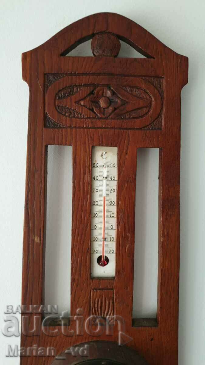 Παράδοση Παλιό ξύλινο βαρόμετρο και θερμόμετρο Παράδοση Παλιό ξύλινο βαρόμετρο και θερμόμετρο