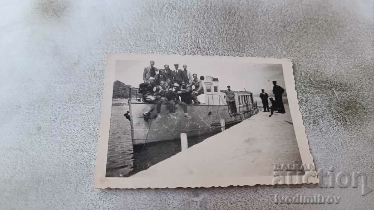 Снимка Варна Галата Мъже на катер на пристана 1946