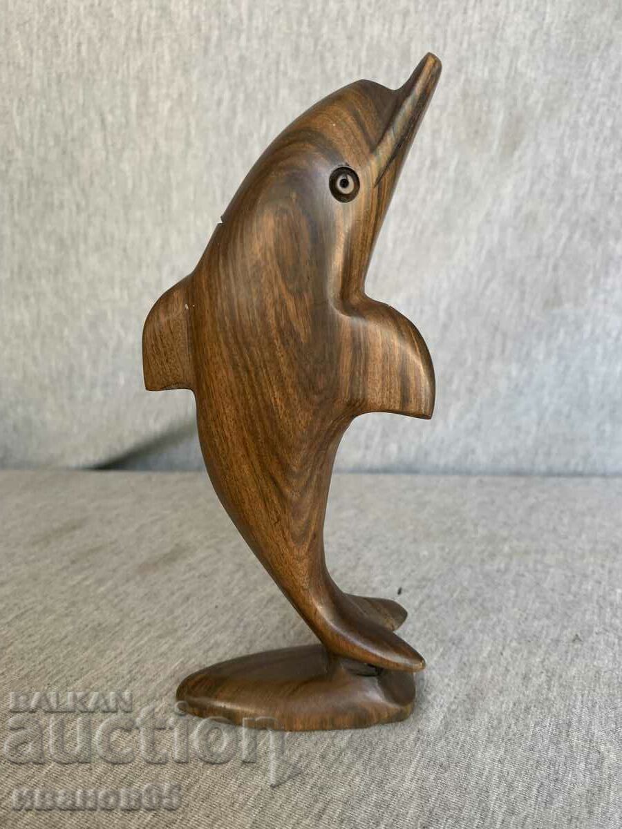 figură din lemn a unui delfin