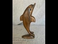 figură din lemn a unui delfin