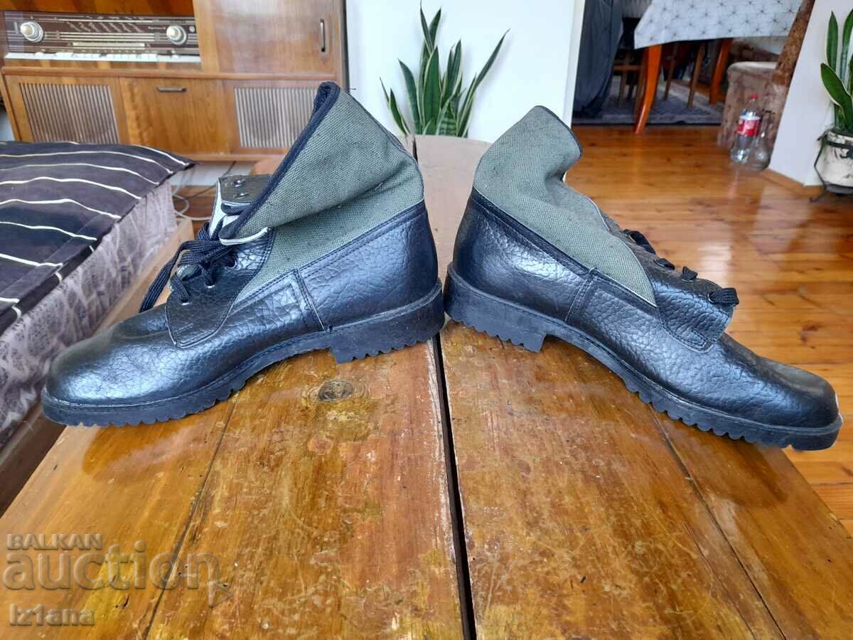Cizme vechi, cubanezi cu preț 55.00 BGN | € 28.12 Cizme vechi, cubanezi cu preț 55.00 BGN | € 28.12