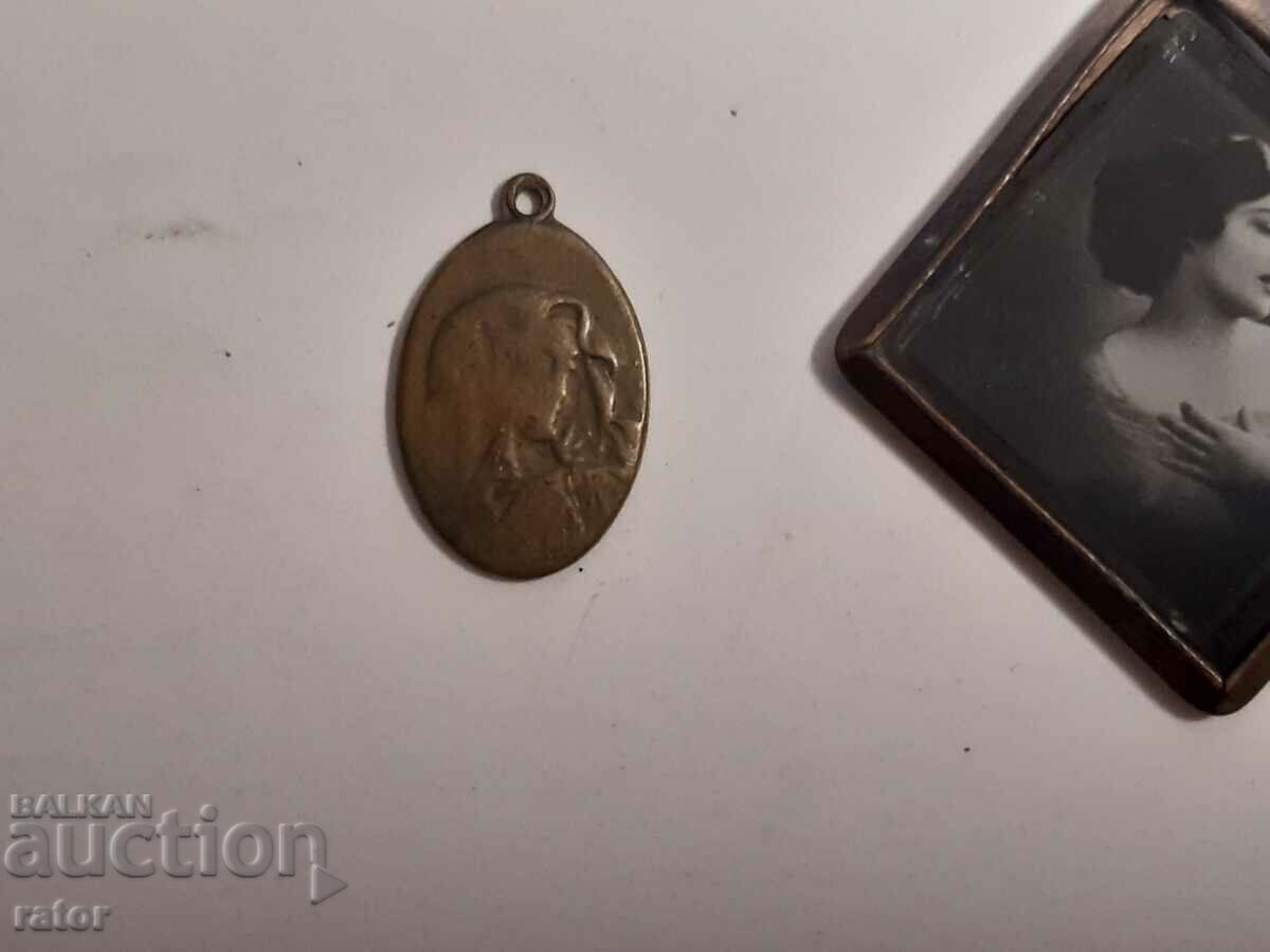 Very old medallions - 3 pieces, a medallion with a photo - 6 Very old medallions - 3 pieces, a medallion with a photo - 6