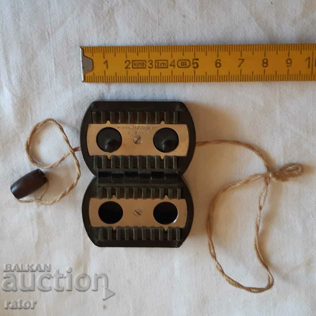 Old sharpener, a device for sharpening razor blades