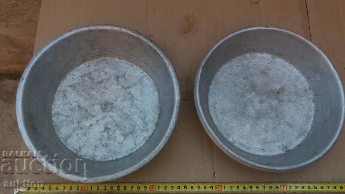 LOT DE DOUA VASOURI DE ALUMINIU, PAD CANTARE, CANTARE cu preț 16.99 BGN | € 8.69