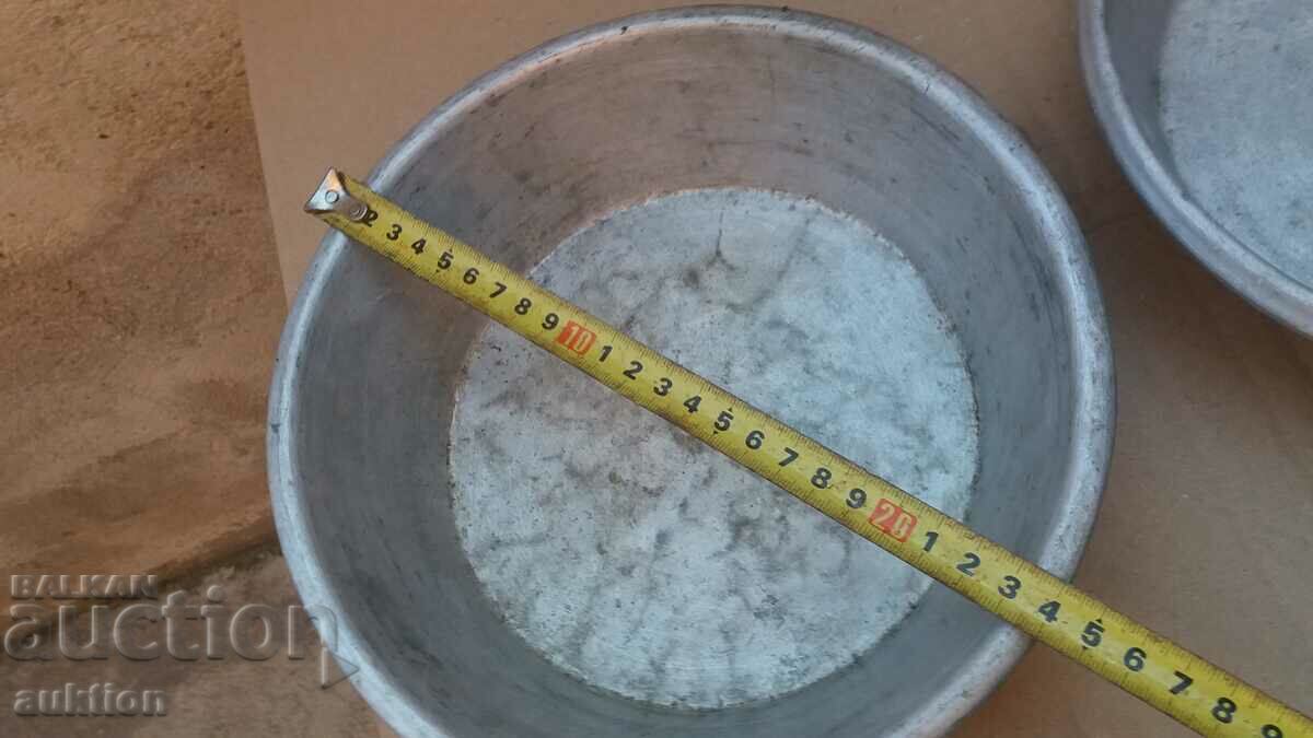 Livrarea LOT DE DOUA VASOURI DE ALUMINIU, PAD CANTARE, CANTARE