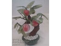 Μια πολύ όμορφη ροδακινιά από νεφρίτη