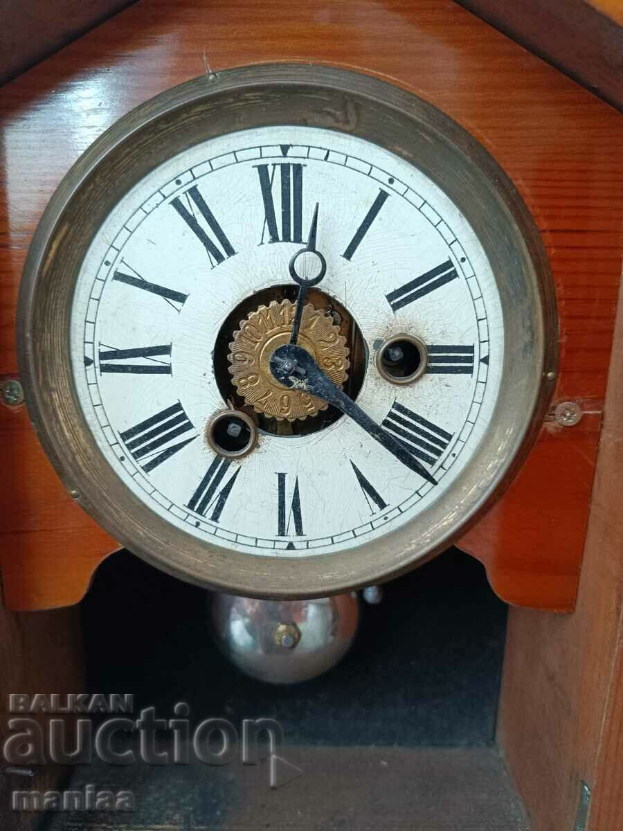 Old American mechanical mantel clock works with price 239.00 BGN | € 122.20 Old American mechanical mantel clock works with price 239.00 BGN | € 122.20
