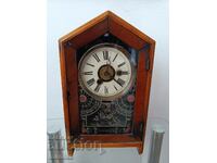 Παλιό αμερικανικό μηχανικό ρολόι κορνίζας λειτουργεί