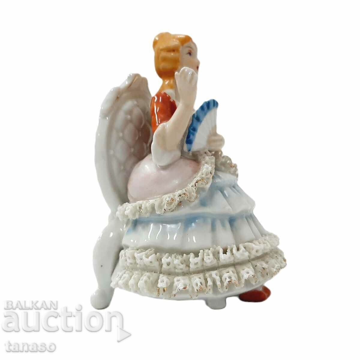 Figurină antică de porțelan doamnă cu evantai (4.2) cu preț € 30.68 | 60.00 BGN