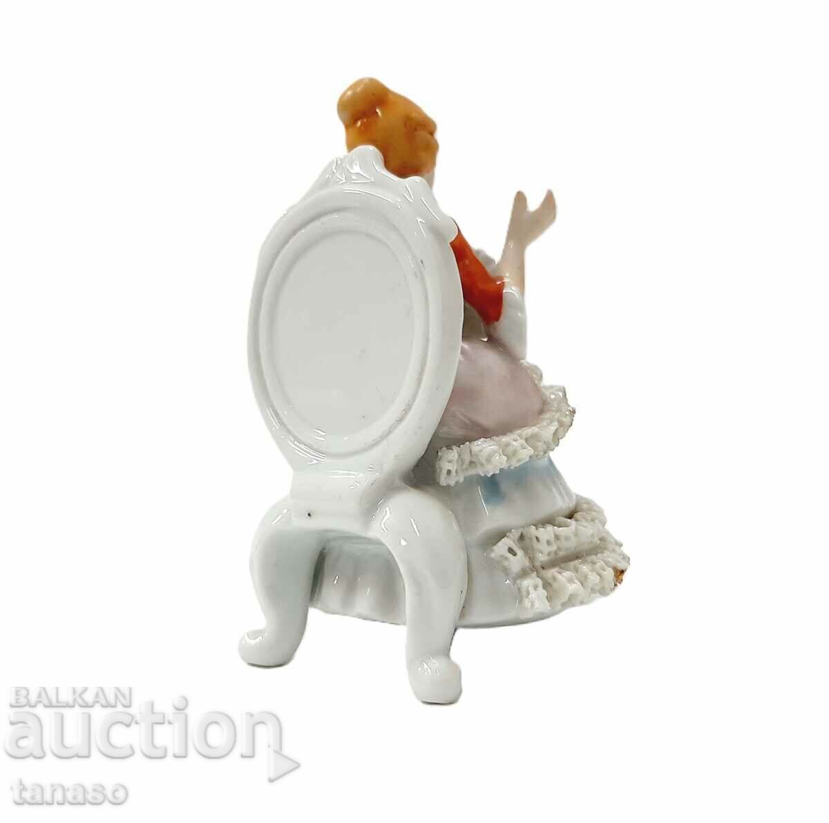 Δημοπρασία Αντικέ πορσελάνινο ειδώλιο κυρία με ανεμιστήρα (4.2) Δημοπρασία Αντικέ πορσελάνινο ειδώλιο κυρία με ανεμιστήρα (4.2)