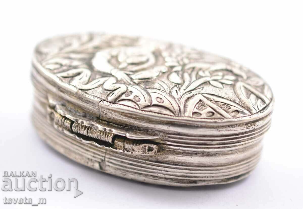 Auction Antique silver snuff box 46.2 g. Auction Antique silver snuff box 46.2 g.