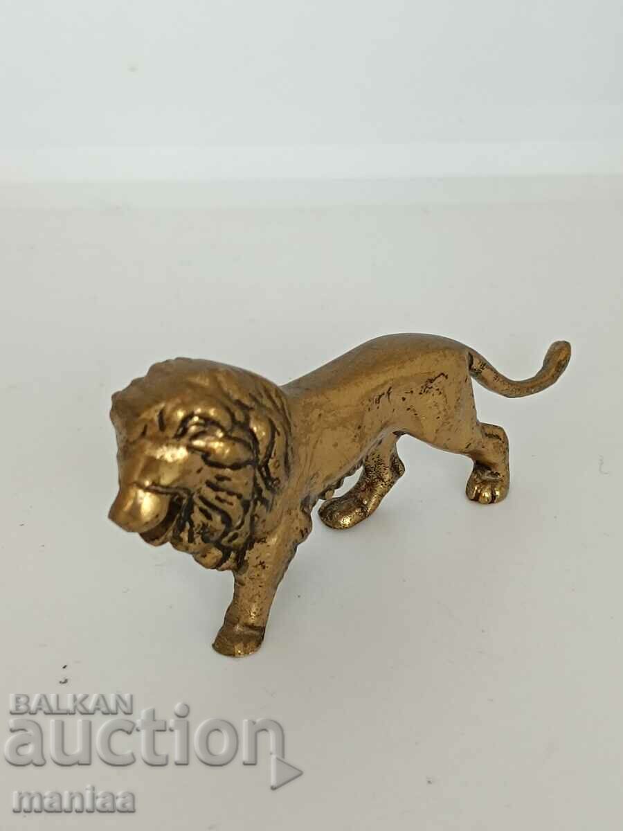 Доставка на Красив бронзов лъв Доставка на Красив бронзов лъв