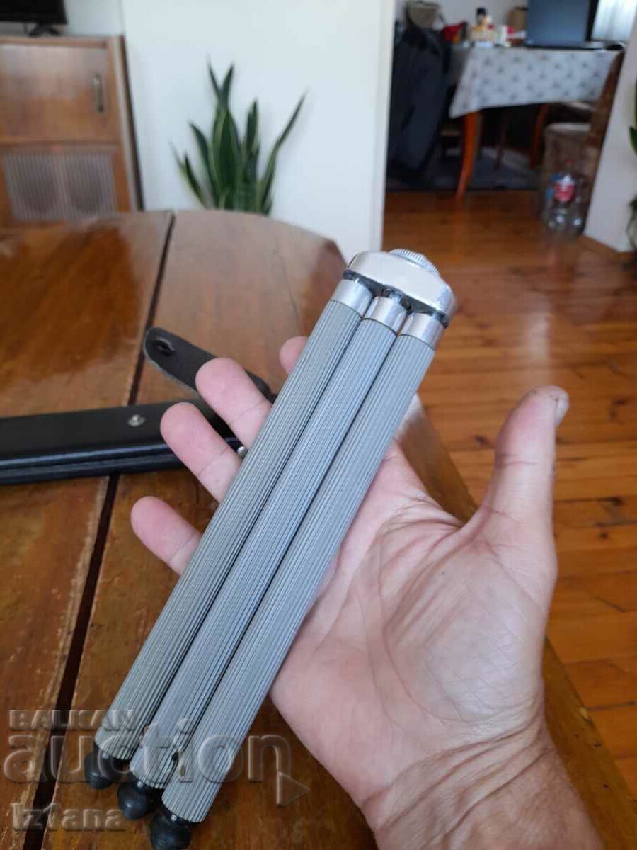 Delivery of Old tripod, camera tripod