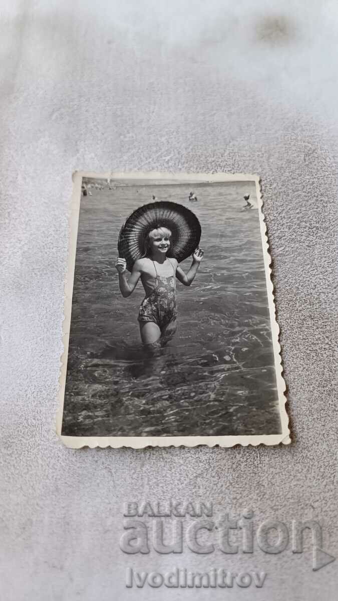 Φωτογραφία Βάρνα Νεαρό κορίτσι στην παραλία