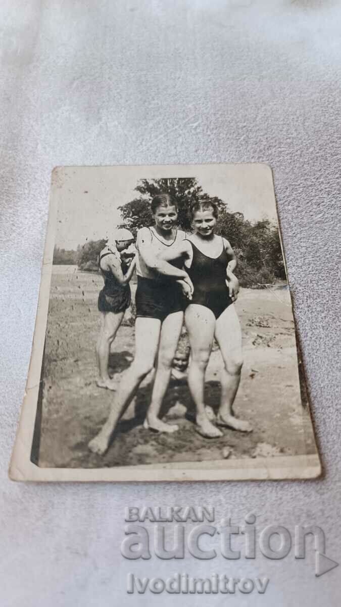 Photo Two young girls in vintage bathing suits 1937