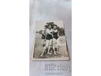 Снимка Две млади момичета с ретро бански костюми 1937
