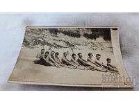 Photo Young men and women sitting on a train on the beach