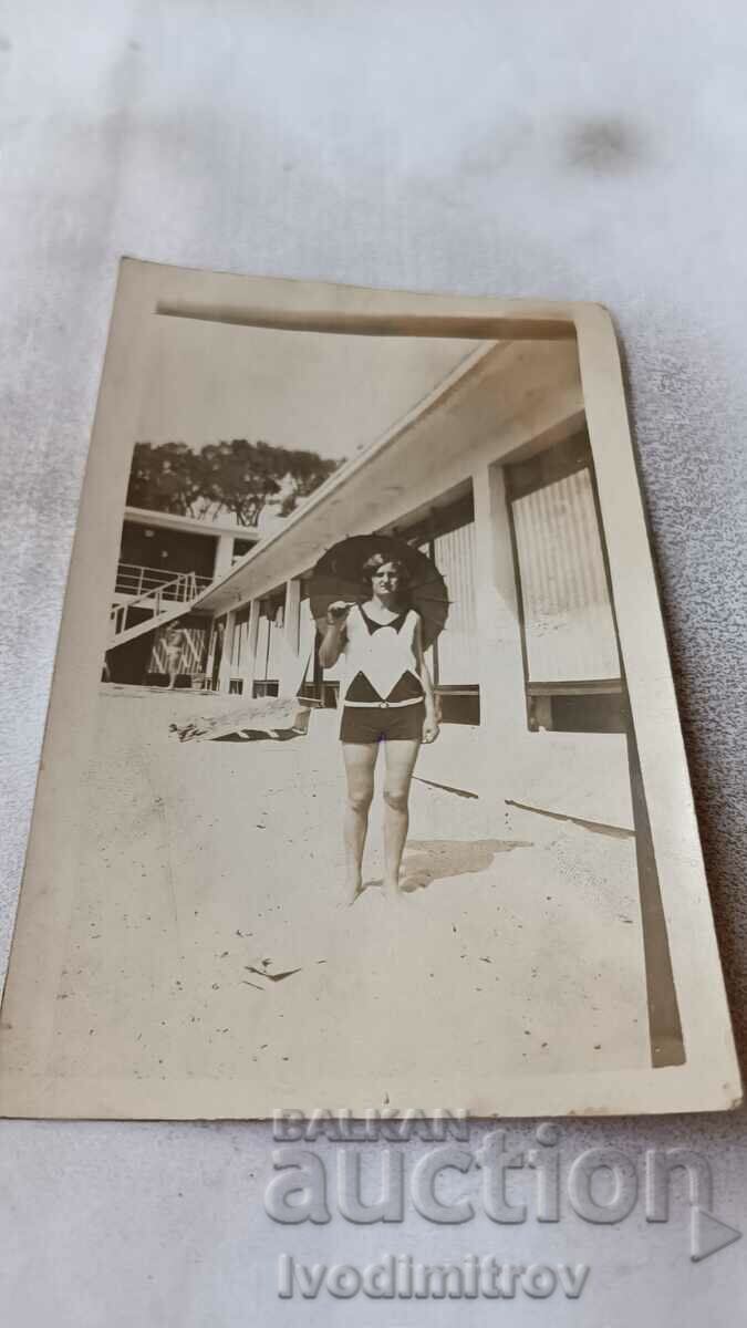 Снимка Варна Младо момиче с ретро бански костюм на плажа