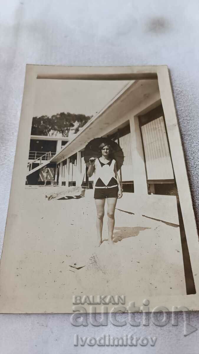 Φωτογραφία Βάρνα Ένα νεαρό κορίτσι με ρετρό μαγιό στην παραλία
