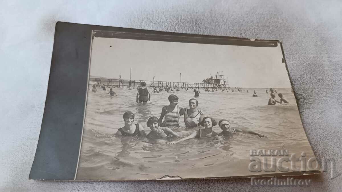 Photo Young girls in vintage swimsuits in the sea