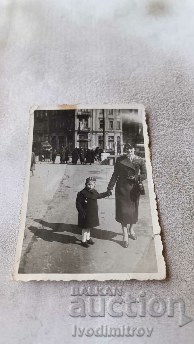 Снимка София Жена и малко момиченце на улицата