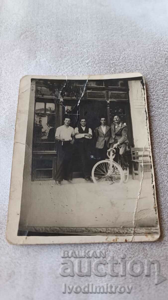 Снимка София Четирима мъже и ретро велосипед пред дюкян