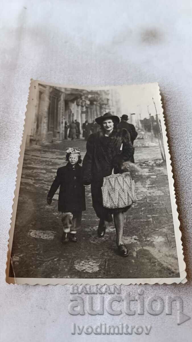 Φωτογραφία Σοφία Γυναίκα και κορίτσι σε έναν περίπατο