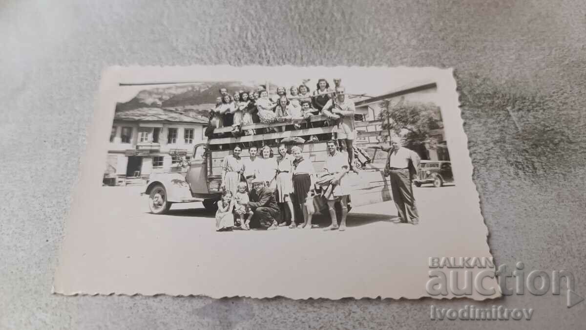 Photo Teteven Men, women and children on a truck