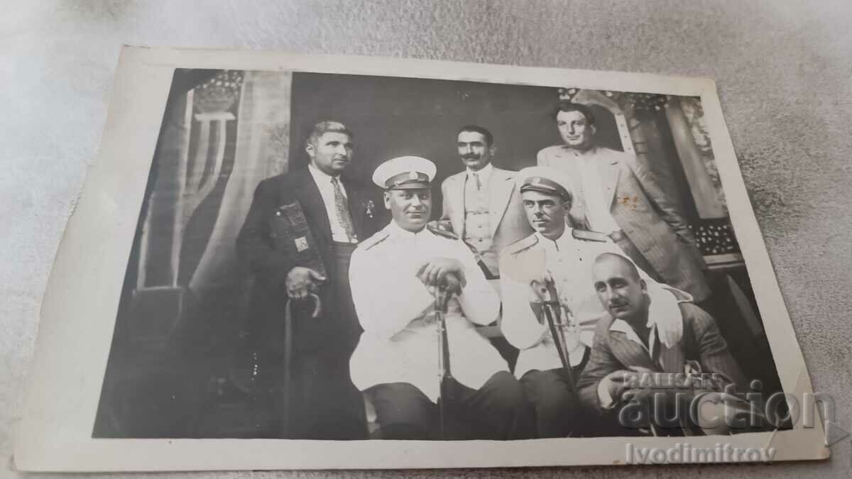 Αξιωματικοί φωτογραφιών με σπαθιά και άνδρες