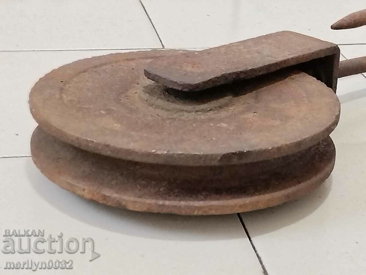 Old Wrought Pulley Pulley Polyspast Wrought Iron - 7 Old Wrought Pulley Pulley Polyspast Wrought Iron - 7
