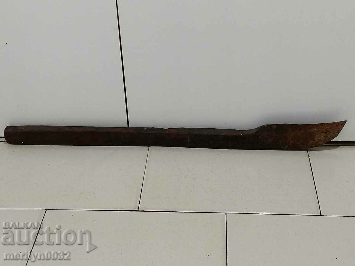 Plug forjat manual dintr-un plug vechi, bip din fier forjat cu preț 45.00 BGN | € 23.01 Plug forjat manual dintr-un plug vechi, bip din fier forjat cu preț 45.00 BGN | € 23.01