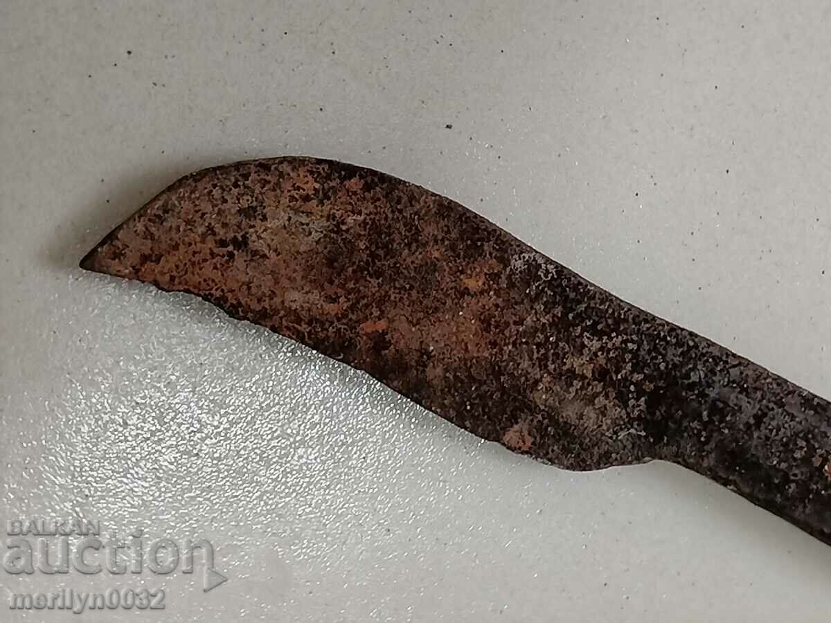 Licitație Plug forjat manual dintr-un plug vechi, bip din fier forjat Licitație Plug forjat manual dintr-un plug vechi, bip din fier forjat