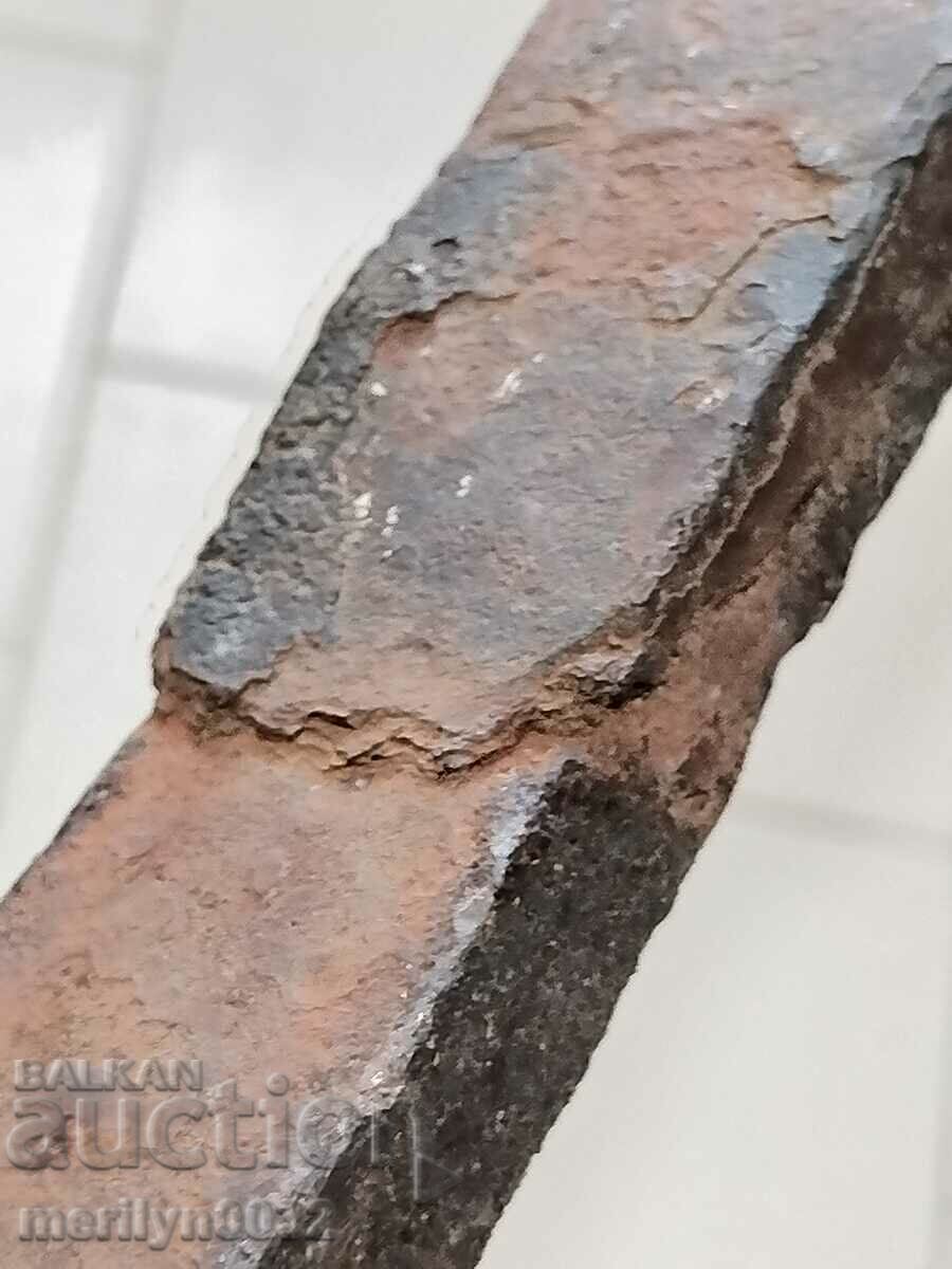 Livrarea Plug forjat manual dintr-un plug vechi, bip din fier forjat Livrarea Plug forjat manual dintr-un plug vechi, bip din fier forjat