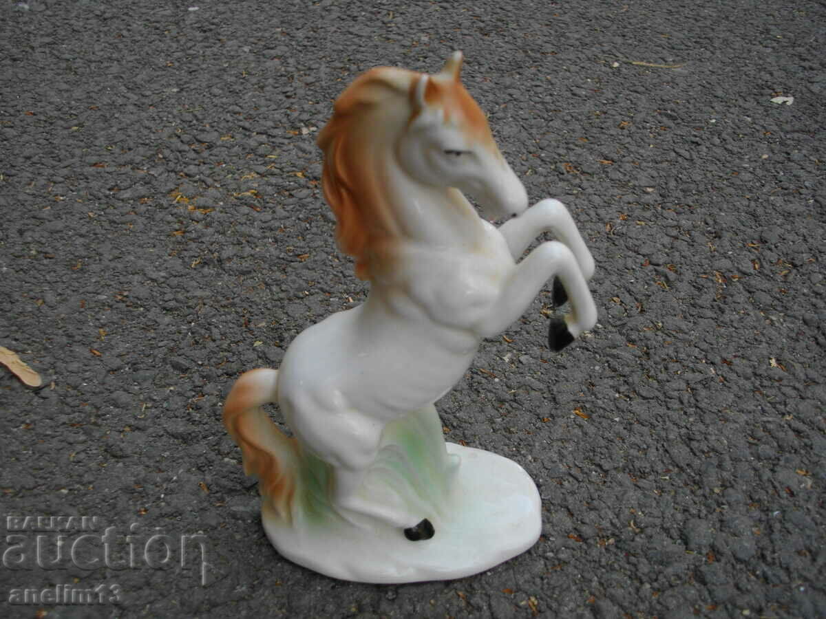 Delivery of OLD PORCELAIN HORSE HORSE ARPO ROMANIA Delivery of OLD PORCELAIN HORSE HORSE ARPO ROMANIA