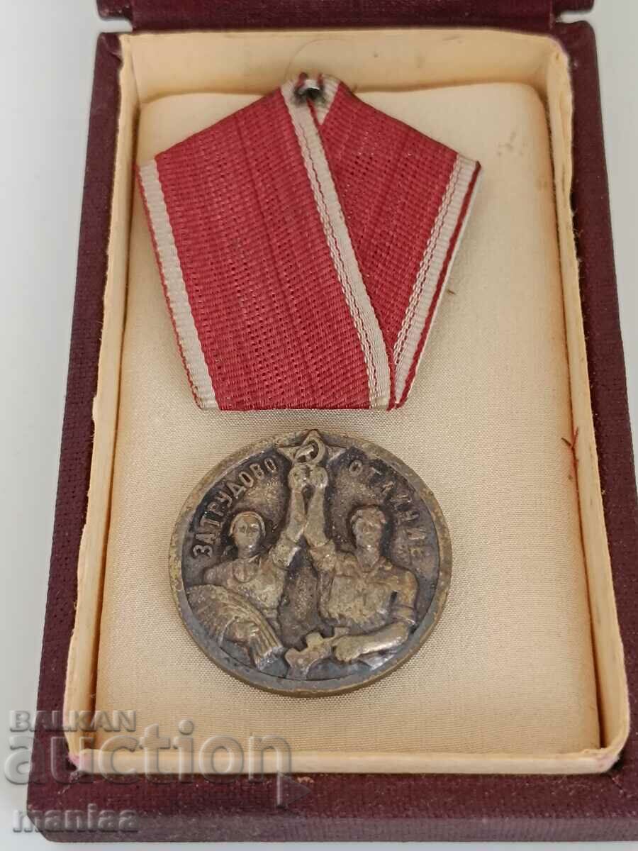 Medalie de serviciu într-o cutie