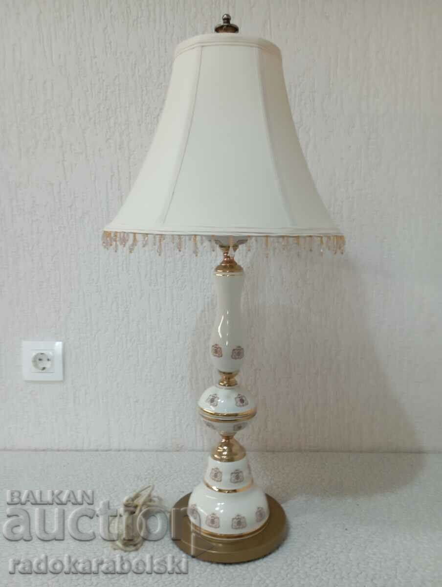 Много голяма красива старинна порцеланова лампа