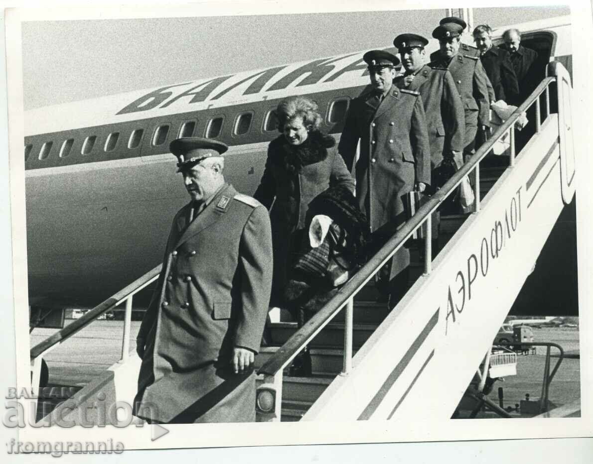 Socialist generals getting off a plane